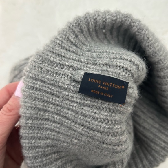 AUTHENTIC LOUIS VUITTON LV Ahead Beanie 100% cashmere🩶 - Picture 4 of 9